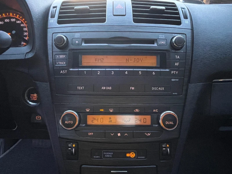 Toyota Avensis 2.2 D-4D, снимка 12 - Автомобили и джипове - 52717565