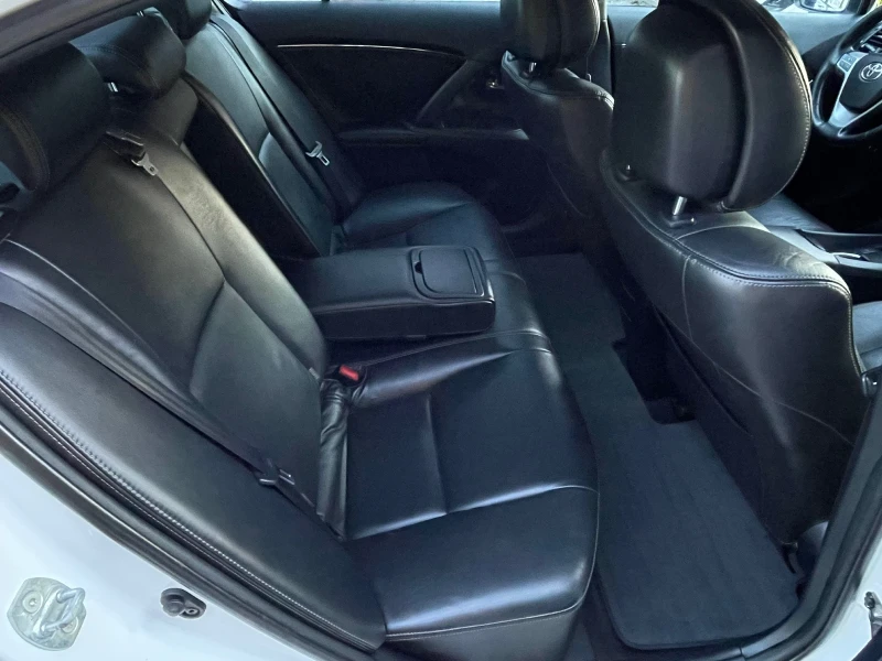 Toyota Avensis 2.2 D-4D, снимка 6 - Автомобили и джипове - 52717565
