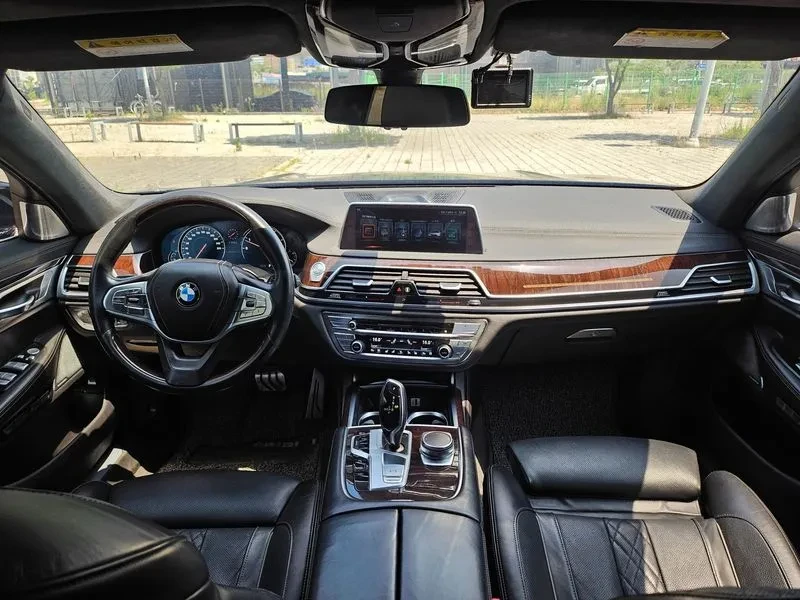 BMW 750 Li (G11) xDrive, снимка 16 - Автомобили и джипове - 55091216