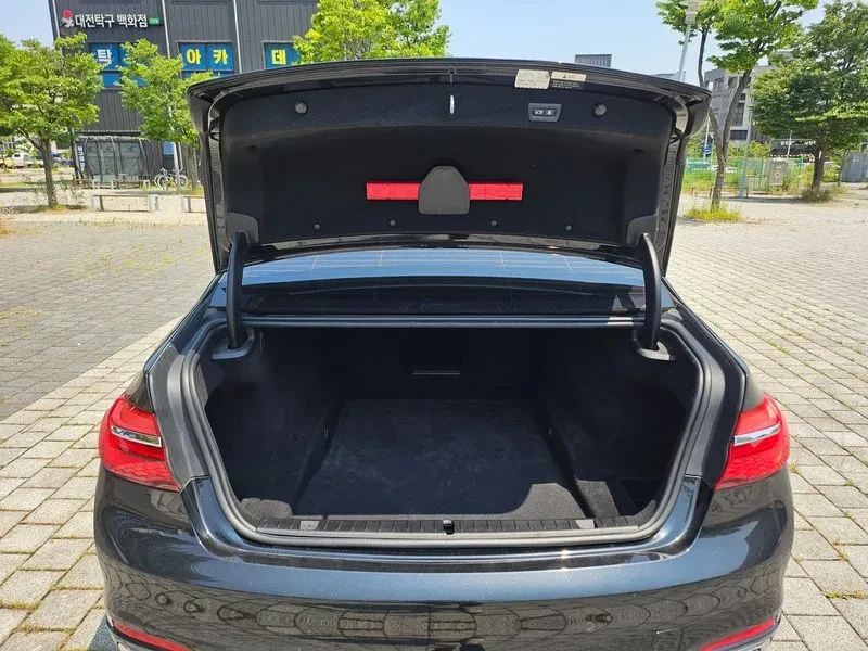BMW 750 Li (G11) xDrive, снимка 8 - Автомобили и джипове - 55091216