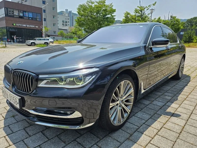 BMW 750 Li (G11) xDrive, снимка 2 - Автомобили и джипове - 55091216