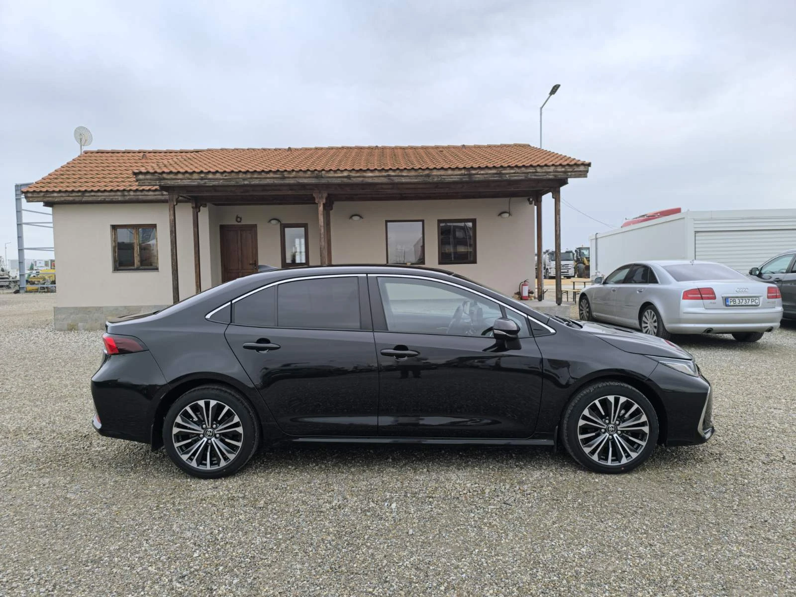 Toyota Corolla 1.8 HYBRID - изображение 8