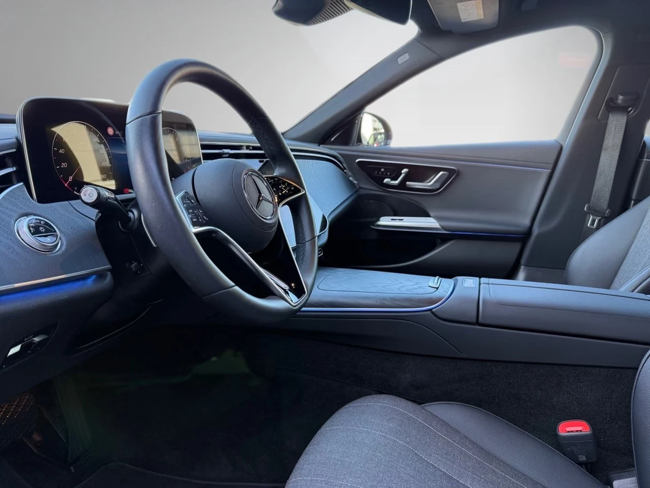 Mercedes-Benz E 300 e/AVANTGARDE/DIGITAL LIGHT/DISTRONIC/360/MEMORY/, снимка 9 - Автомобили и джипове - 56745704