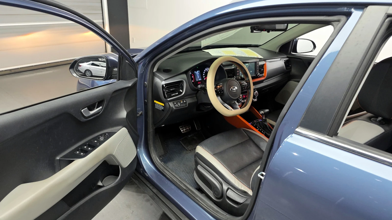 Kia Stonic 1.6 Prestige autogeorge.com, снимка 8 - Автомобили и джипове - 54136614