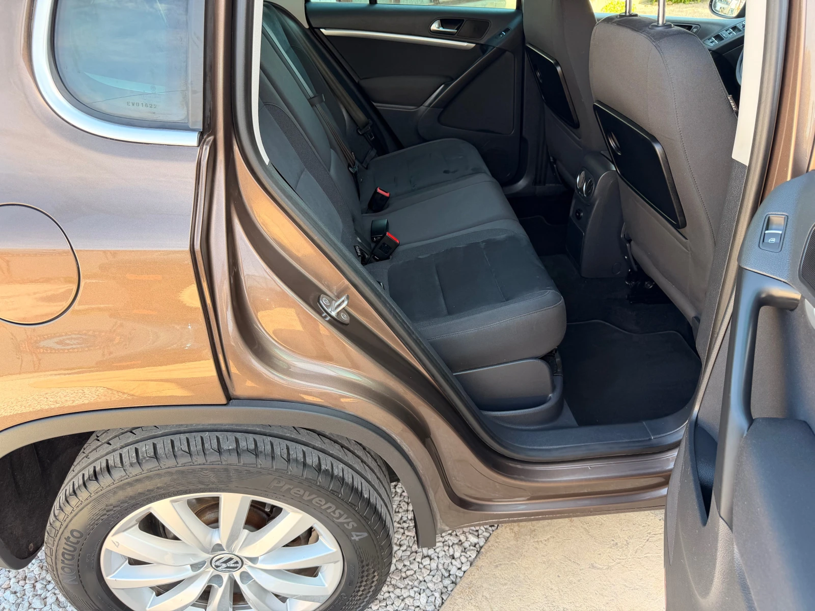 VW Tiguan 2.0TDI* 100%km* 6ск* MULTI VOLAN* ЛИЗИНГ, снимка 15 - Автомобили и джипове - 54342739