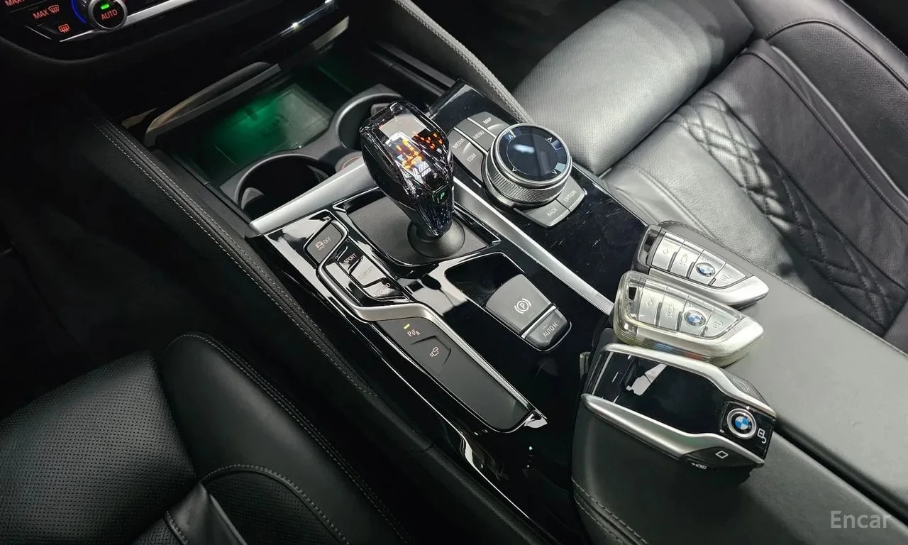 BMW 530 xDrive M Sport Plus/ДИСТРОНИК/360/ОБДУХ/ПОДГРЕВ, снимка 9 - Автомобили и джипове - 55897778