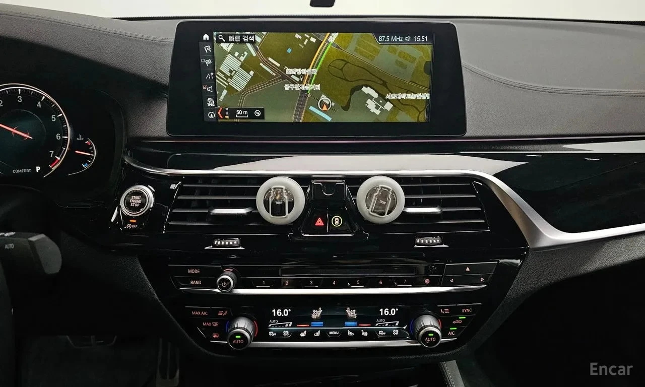 BMW 530 xDrive M Sport Plus/ДИСТРОНИК/360/ОБДУХ/ПОДГРЕВ, снимка 12 - Автомобили и джипове - 55897778