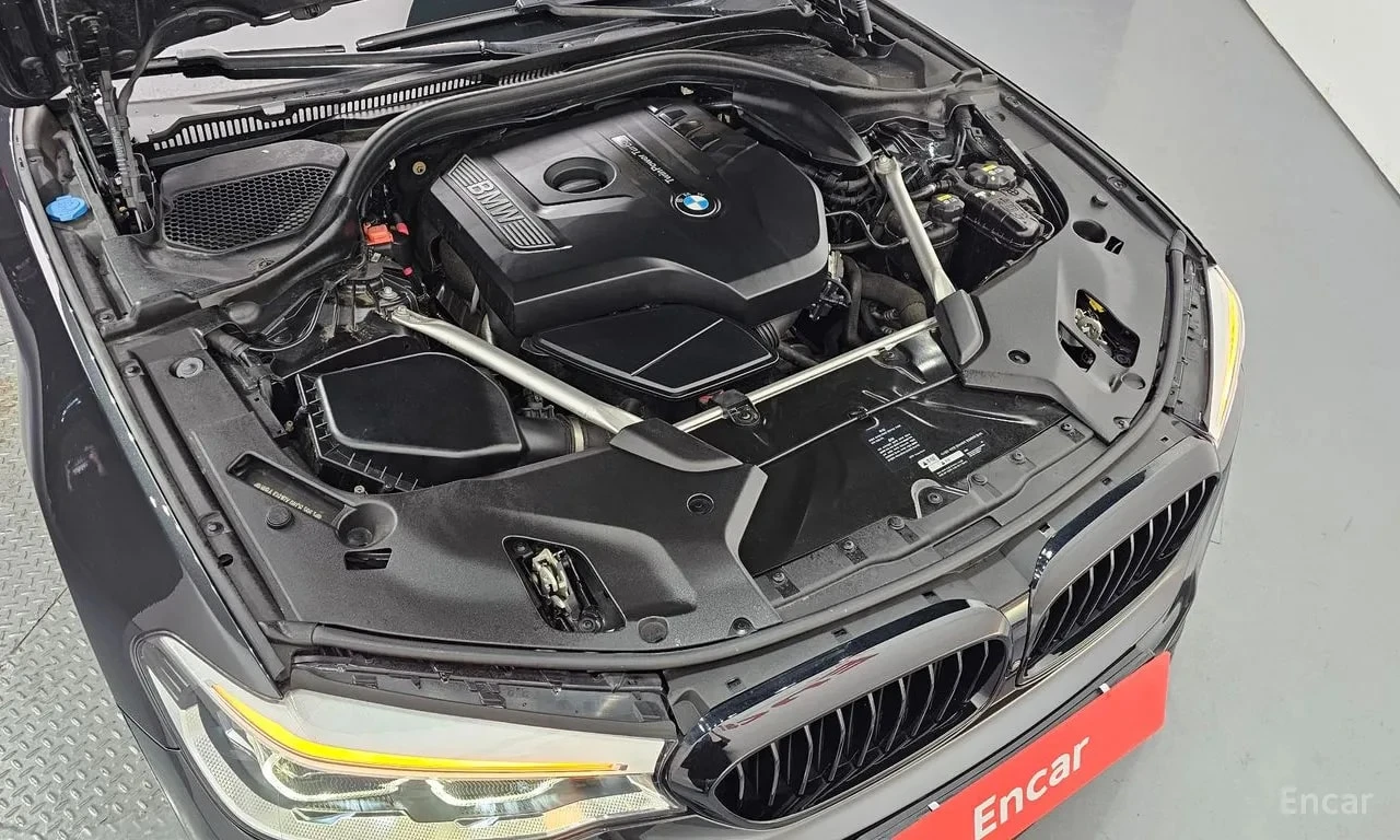 BMW 530 xDrive M Sport Plus/ДИСТРОНИК/360/ОБДУХ/ПОДГРЕВ, снимка 6 - Автомобили и джипове - 55897778