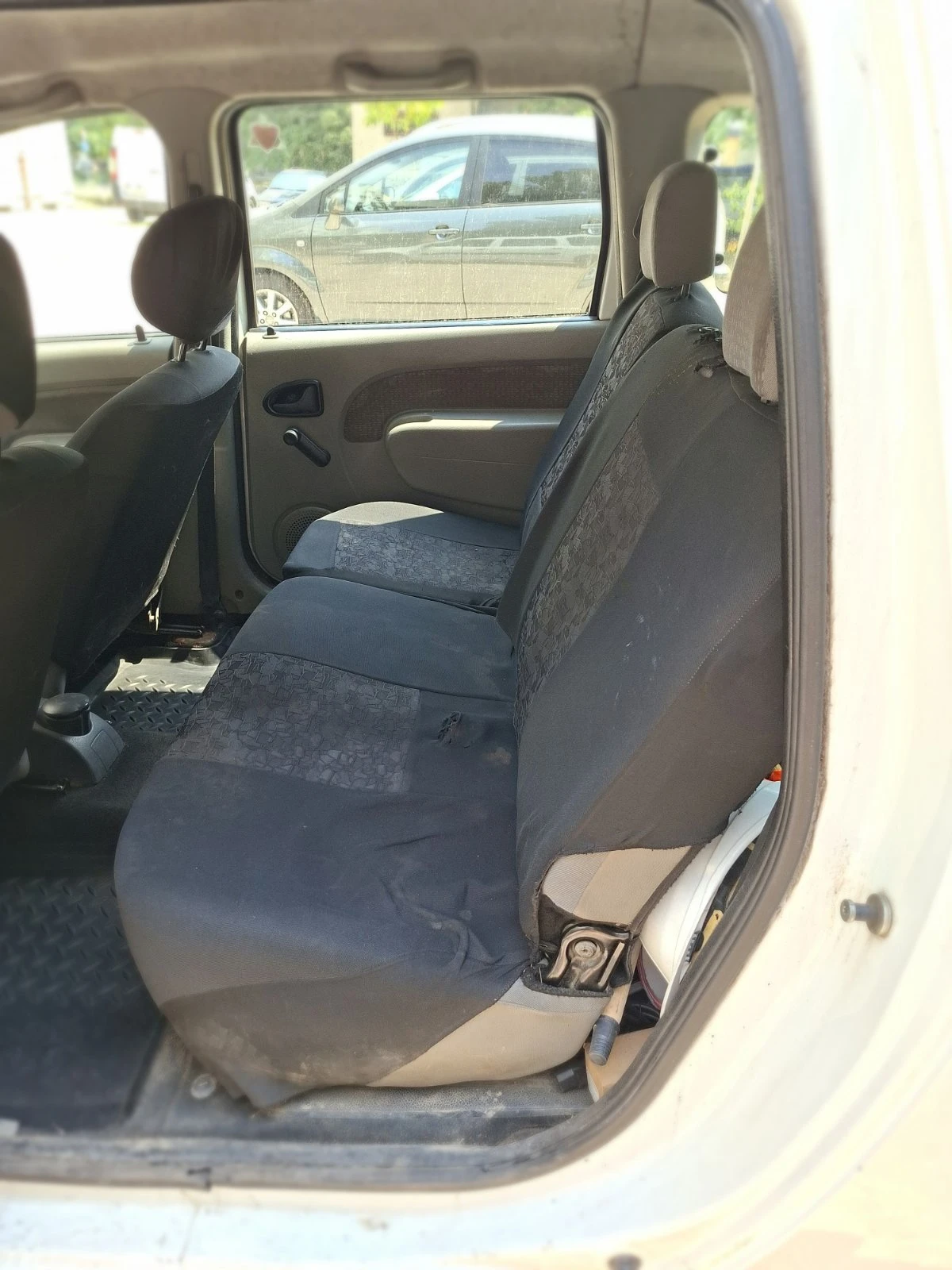 Dacia Logan 1.5D, снимка 8 - Автомобили и джипове - 55985306