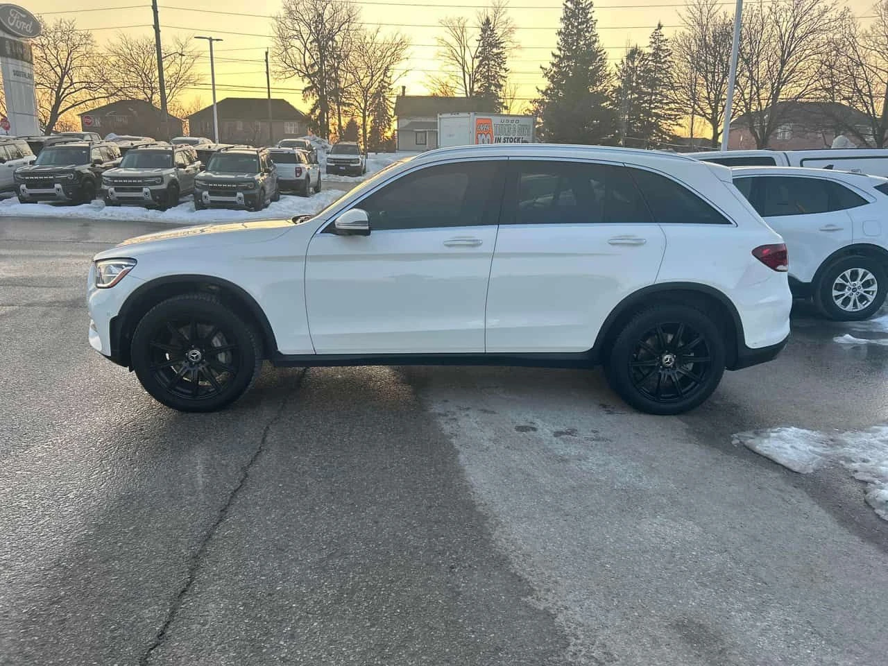 Mercedes-Benz GLC 300 * 4MATIC* DISTRONIC* PANORAMA* , снимка 11 - Автомобили и джипове - 53728068