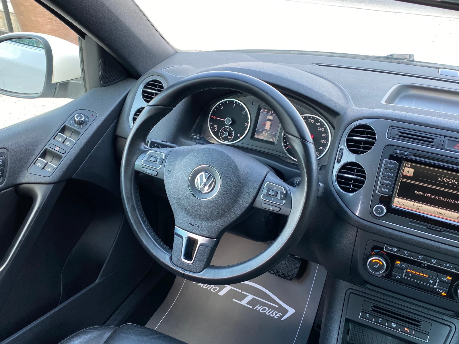VW Tiguan R-Line* 4 Motion* Pano* 2.0TDI 177кс* , снимка 13 - Автомобили и джипове - 55122213