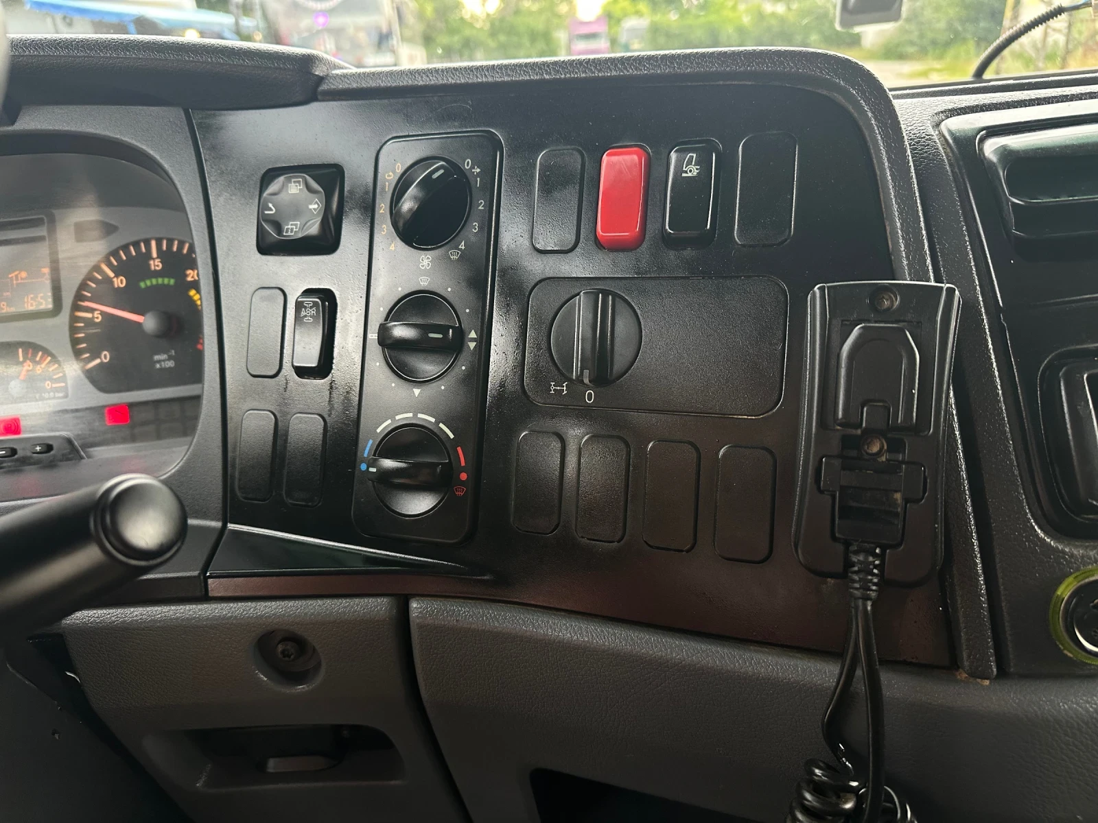Mercedes-Benz Atego 818* Тристранен самосвал* 4м.* Топ състояние, снимка 13 - Камиони - 55224439