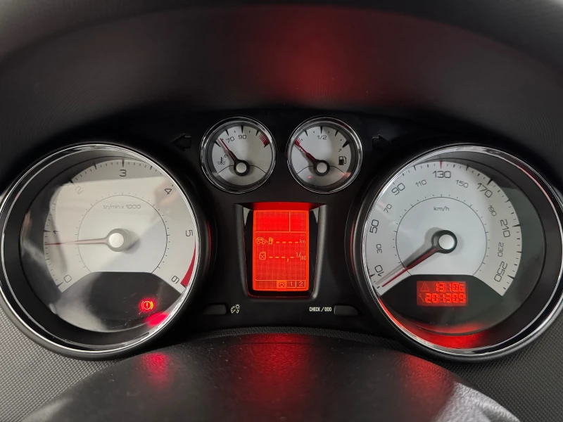 Peugeot 308 2.0 HDI 140 h.p. - 6 скорости - FELINE EDITION, снимка 11 - Автомобили и джипове - 53256595