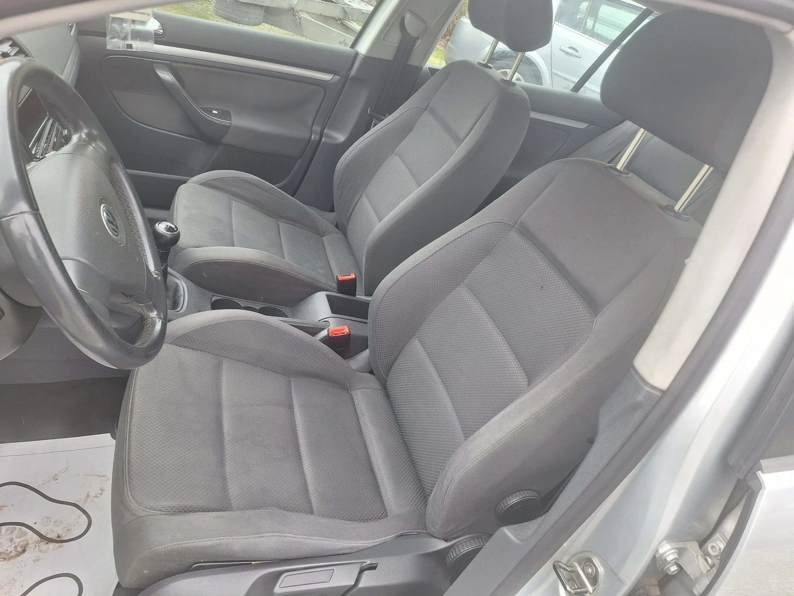 VW Golf 1.6i klima, снимка 13 - Автомобили и джипове - 54640083
