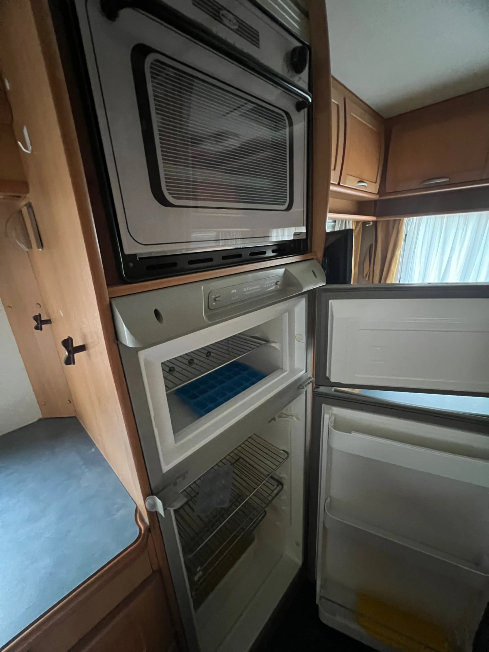 Кемпер McLouis Mercedes Sprinter 2.7 cdi /6 места, снимка 8 - Каравани и кемпери - 54735653