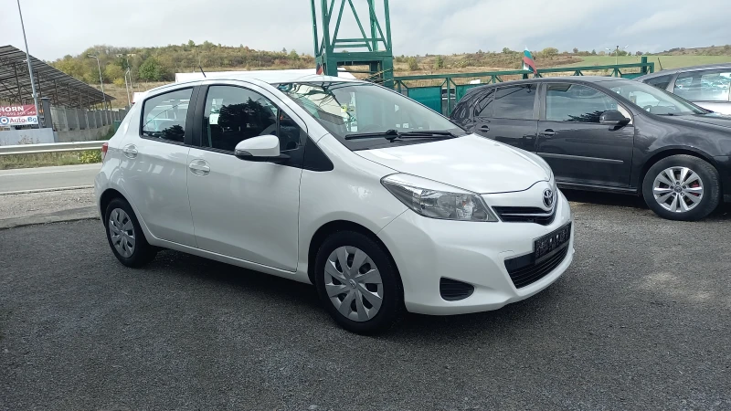 Toyota Yaris 1.3i-Нави= Камера, 6 скорости, снимка 3 - Автомобили и джипове - 47469229