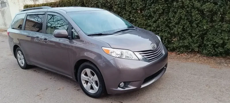 Toyota Sienna, снимка 1 - Автомобили и джипове - 48646044