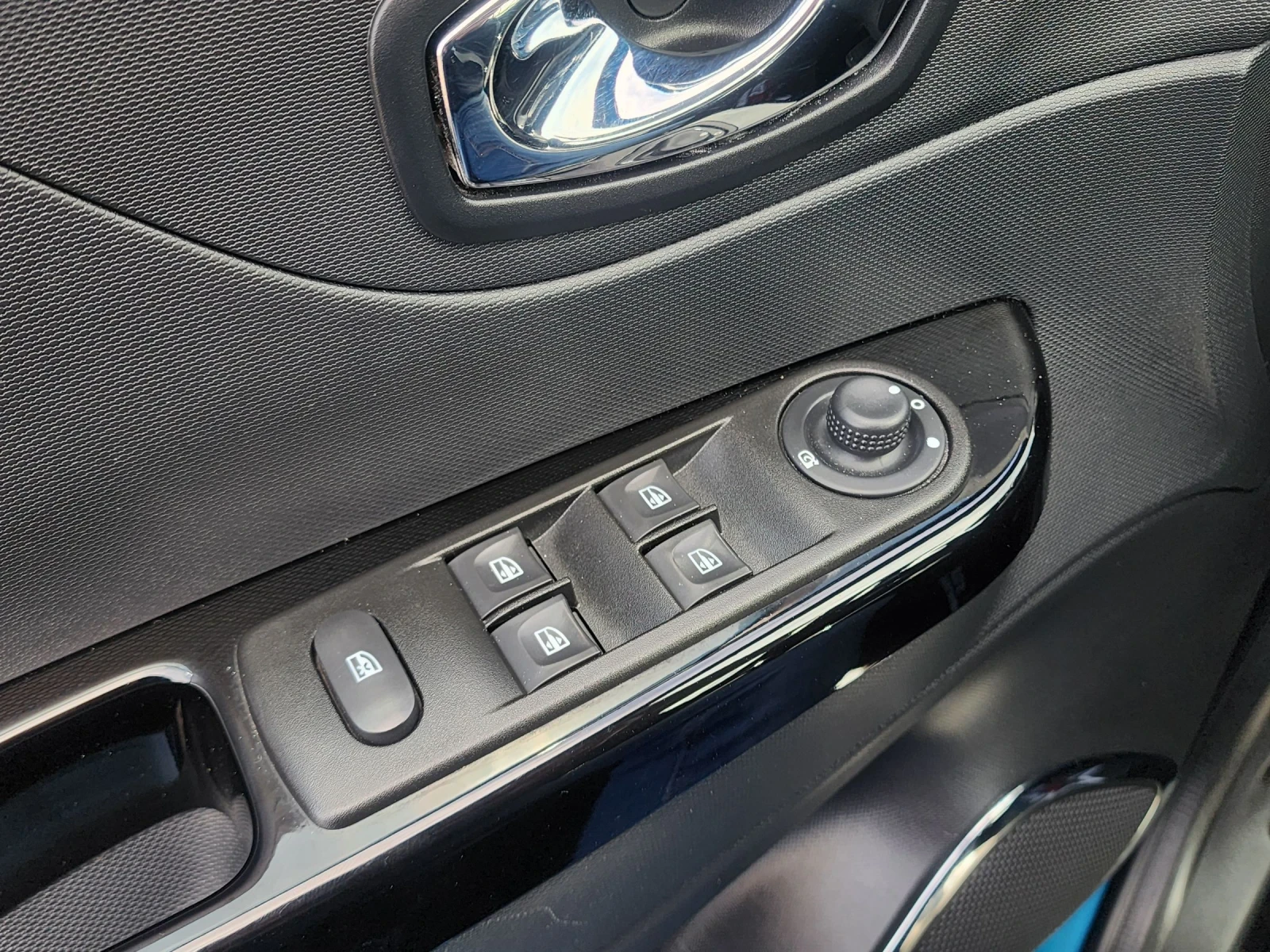 Renault Captur 1.5DCI, снимка 12 - Автомобили и джипове - 54456227