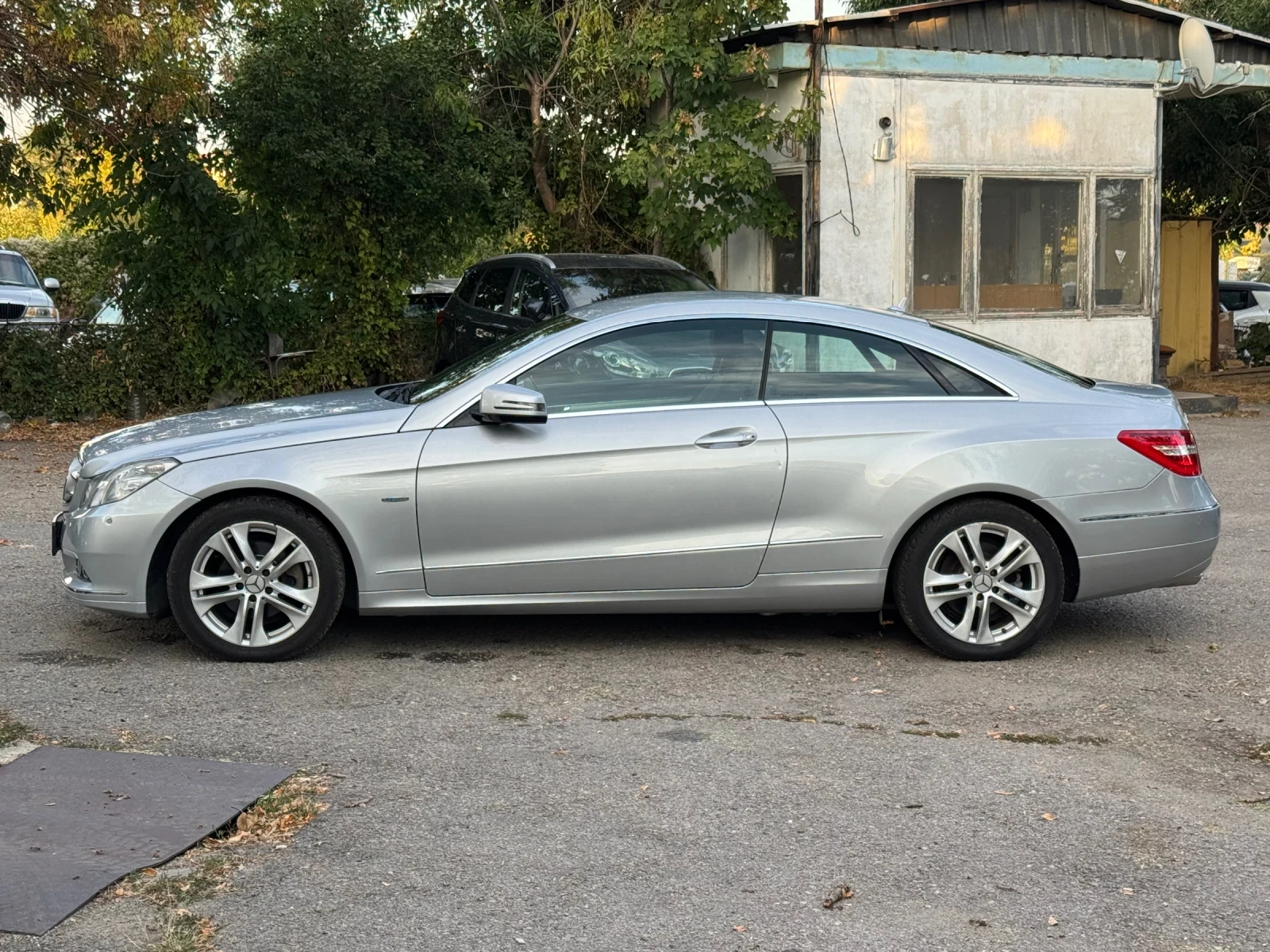 Mercedes-Benz E 220 Неразличим  от НОВ!, снимка 9 - Автомобили и джипове - 55839225