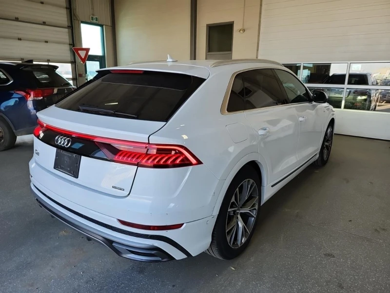 Audi Q8 Technik* Sline* Matrix* Distr* B&O* Масаж* 360* , снимка 3 - Автомобили и джипове - 52318016