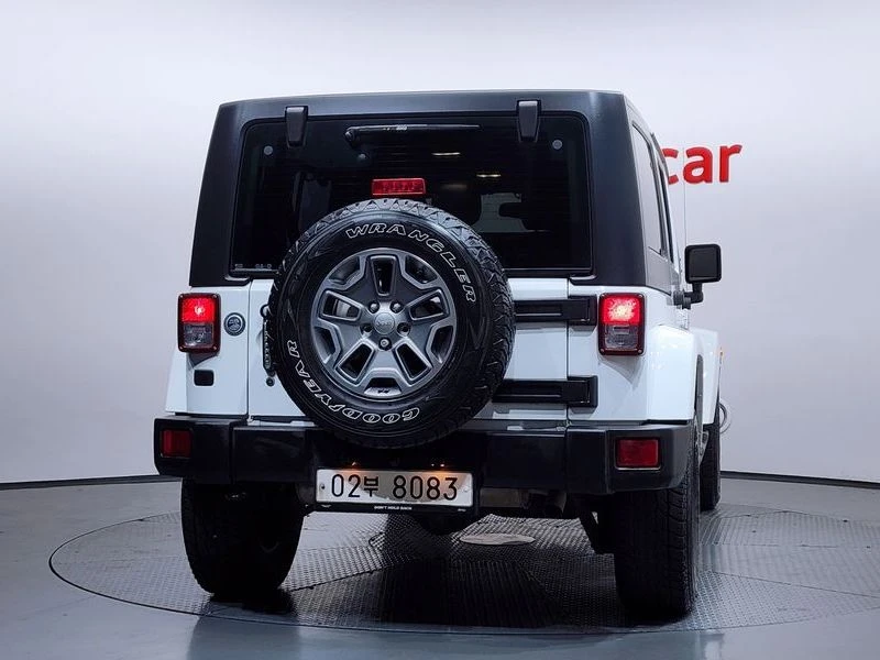 Jeep Wrangler 3.6 Sahara 4Door| 285к.с.| ВКЛ.ТЕХНОТЕСТ, снимка 4 - Автомобили и джипове - 55097369