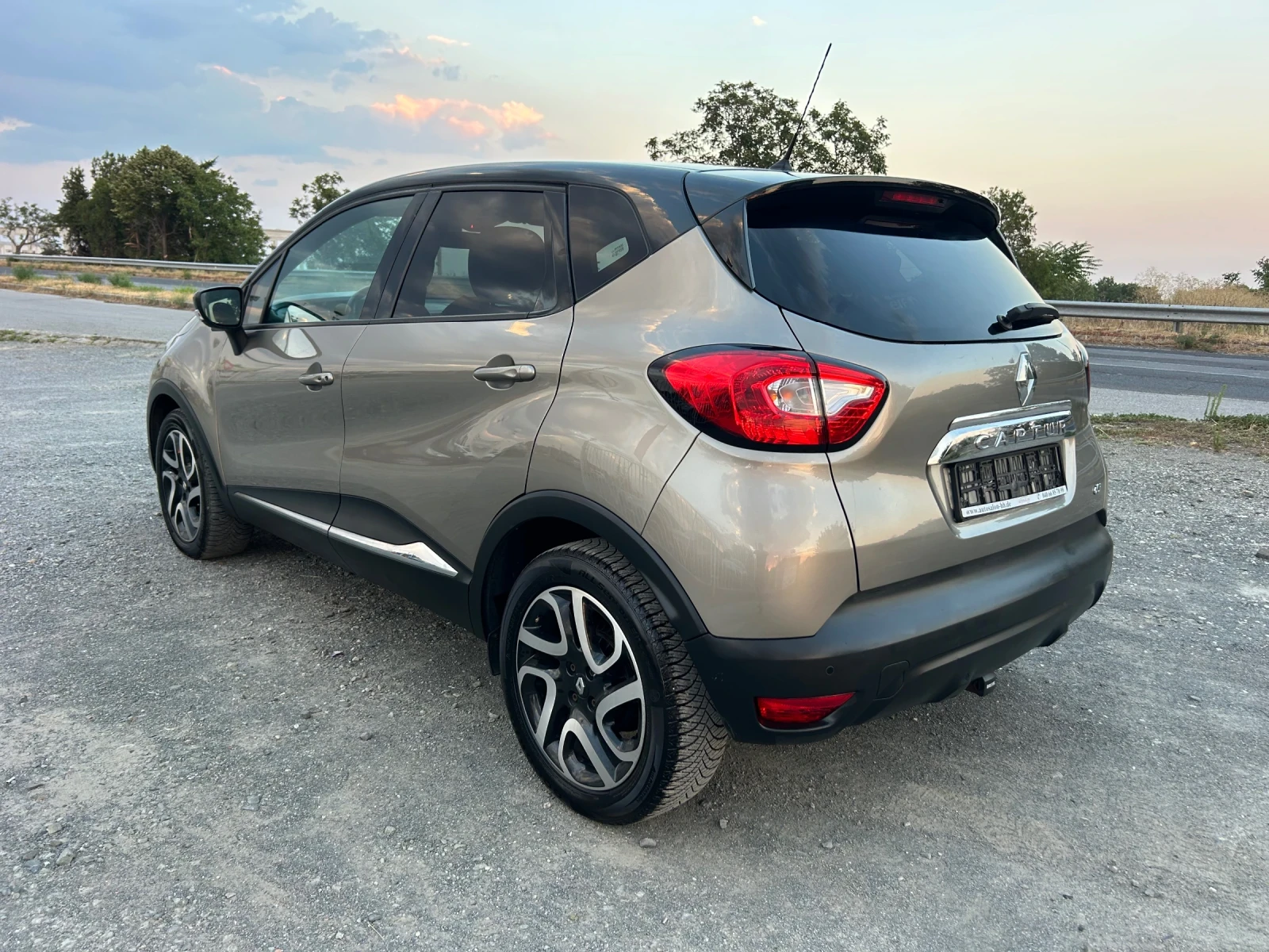 Renault Captur 1.5 dCi / АВТОМАТИК / ЗАДНА КАМЕРА / НАВИ / ЛЕД - изображение 7