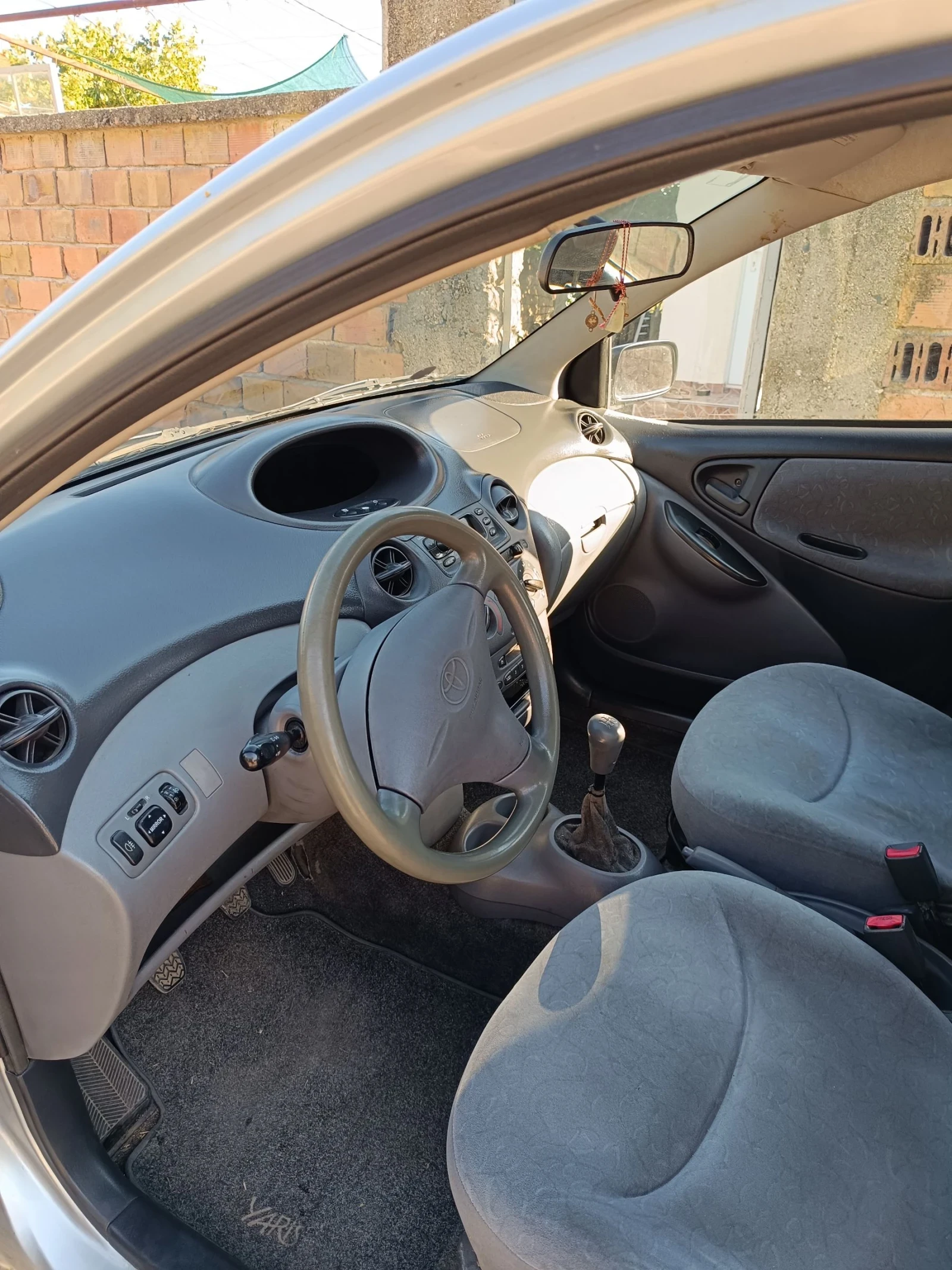 Toyota Yaris 1.0 - изображение 4