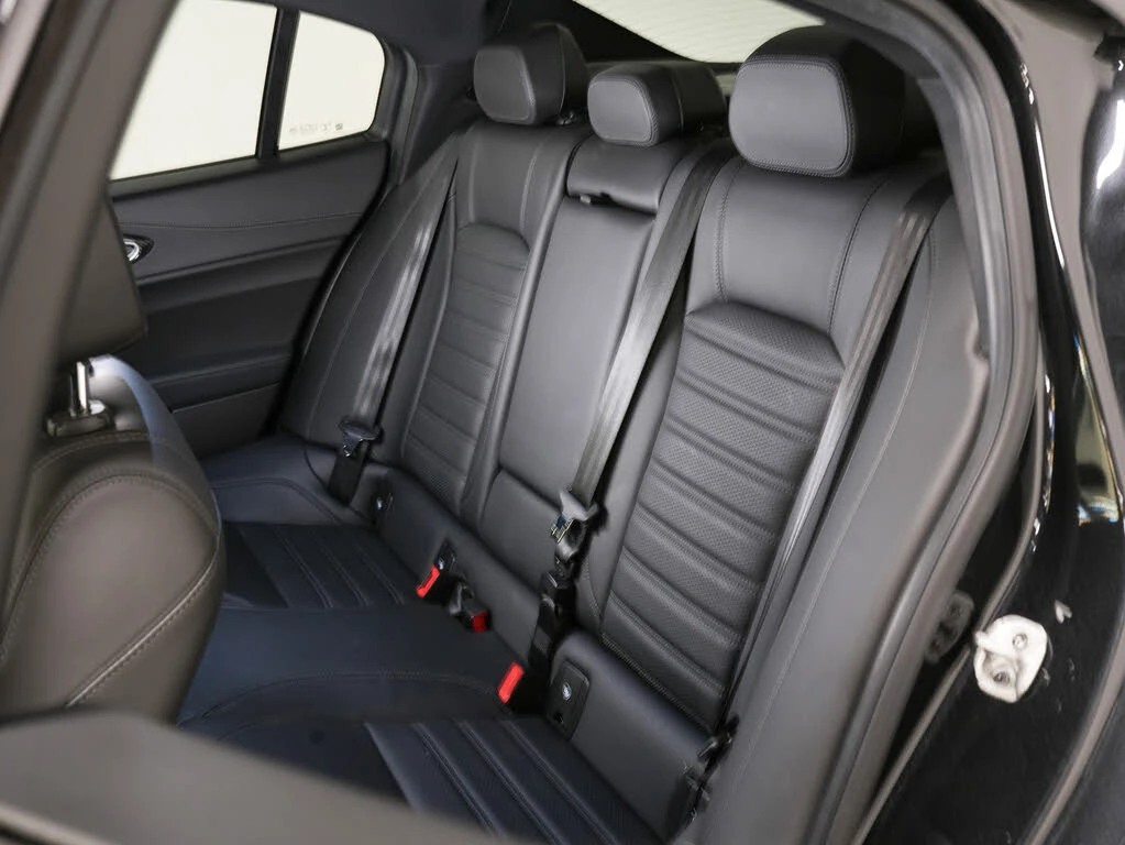 Alfa Romeo Giulia Quadrifoglio RWD * DIS * HARMAN KARDON * ПОДГРЕВИ , снимка 13 - Автомобили и джипове - 54882532