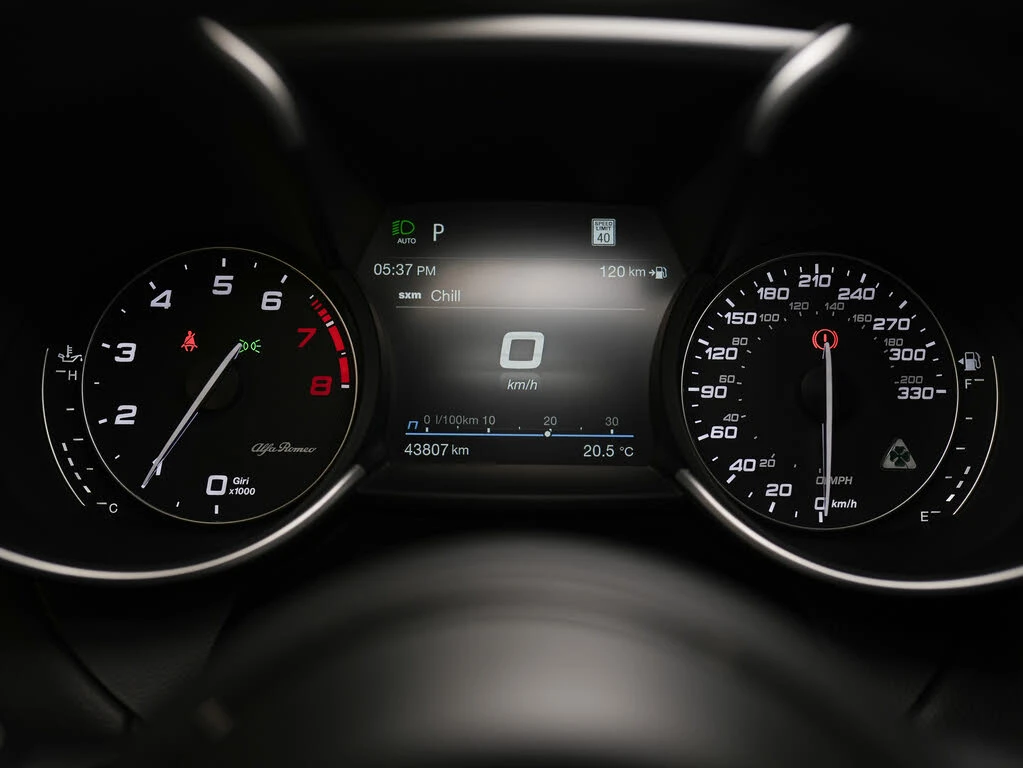Alfa Romeo Giulia Quadrifoglio RWD * DIS * HARMAN KARDON * ПОДГРЕВИ , снимка 15 - Автомобили и джипове - 54882532