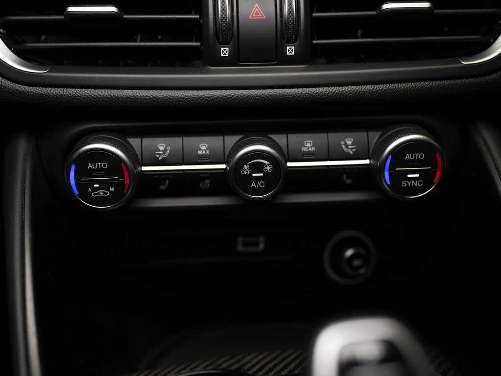 Alfa Romeo Giulia Quadrifoglio RWD * DIS * HARMAN KARDON * ПОДГРЕВИ , снимка 14 - Автомобили и джипове - 54882532