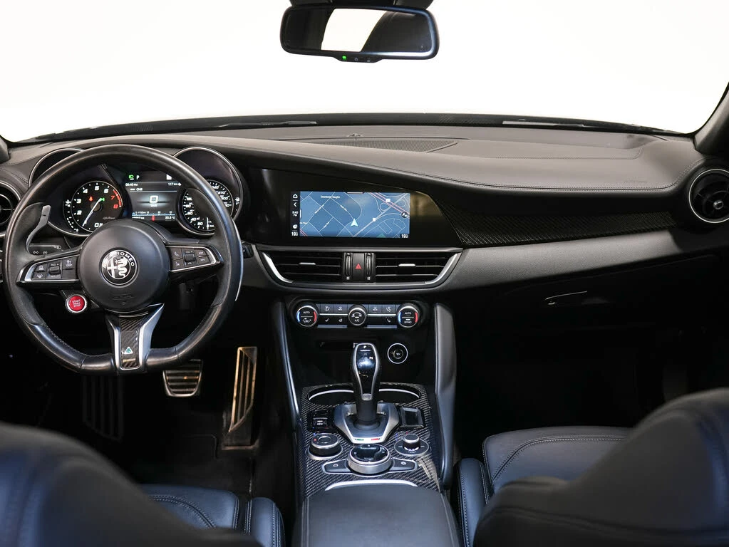 Alfa Romeo Giulia Quadrifoglio RWD * DIS * HARMAN KARDON * ПОДГРЕВИ , снимка 9 - Автомобили и джипове - 54882532