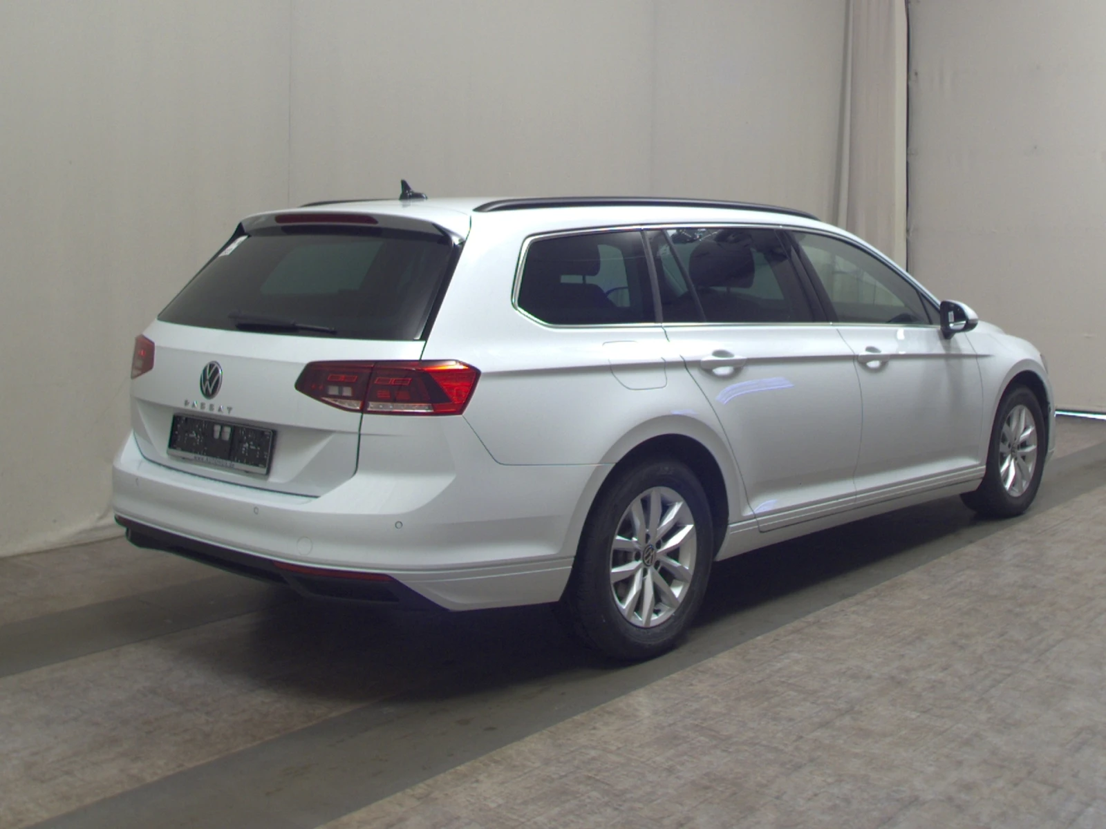 VW Passat Variant 2.0 TDI Business Navi LED DC RFK, снимка 4 - Автомобили и джипове - 55596705