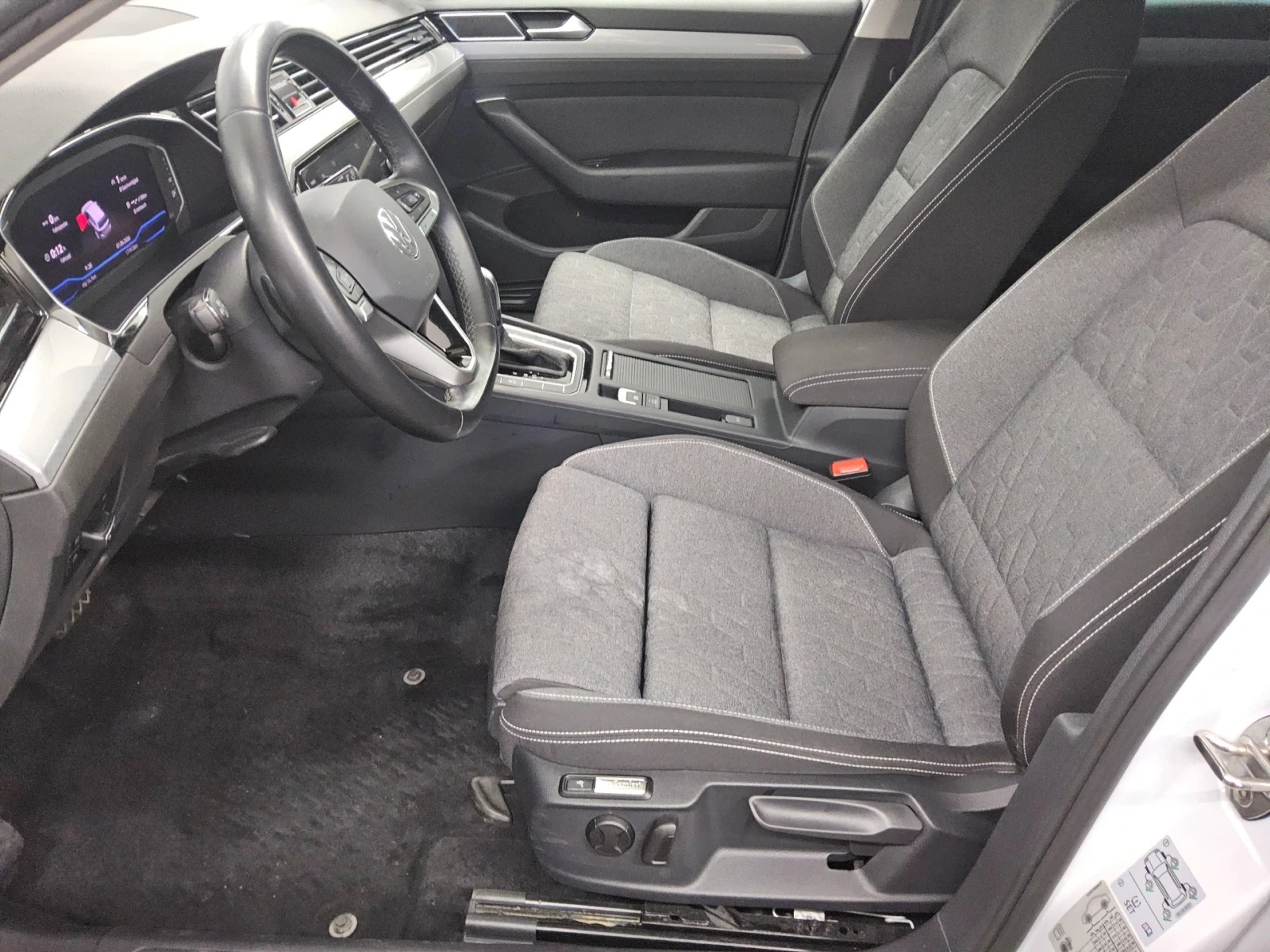 VW Passat Variant 2.0 TDI Business Navi LED DC RFK, снимка 9 - Автомобили и джипове - 55596705