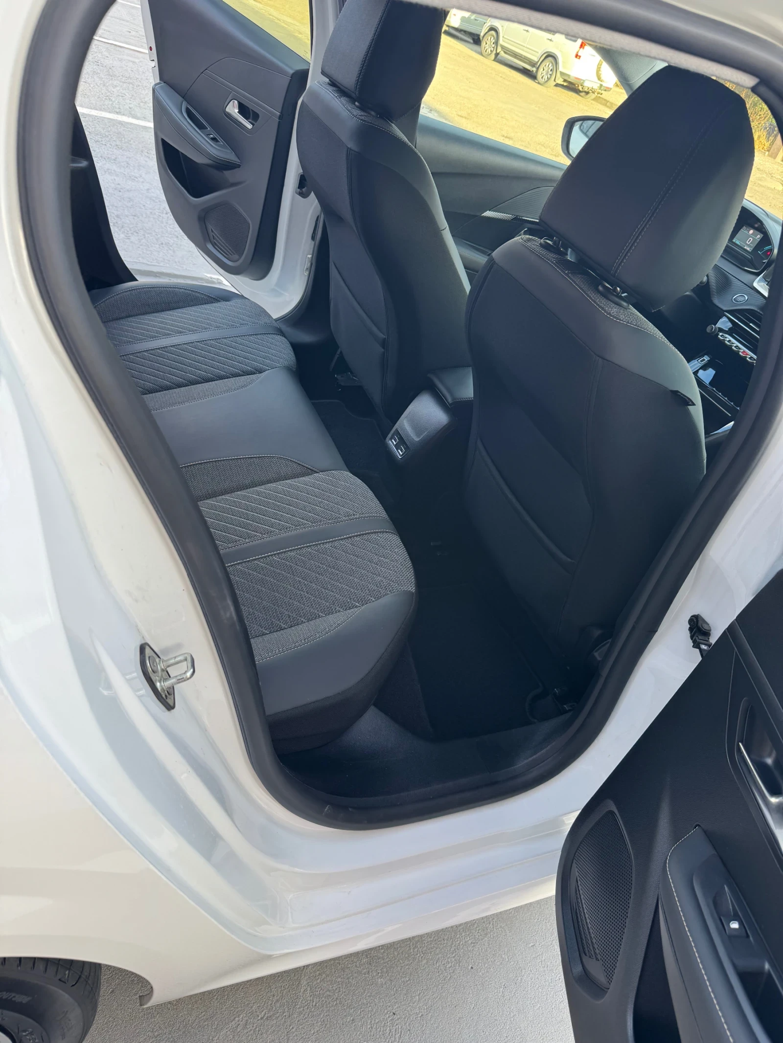 Peugeot 208, снимка 8 - Автомобили и джипове - 56210750