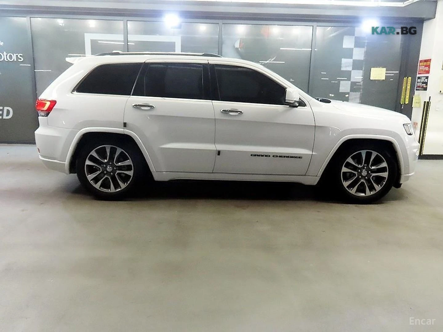 Jeep Cherokee OVERLAND / ОБДУХ / ПОДГРЕВИ / ДИСТРОНИК / ПАНОРАМА, снимка 3 - Автомобили и джипове - 54597344
