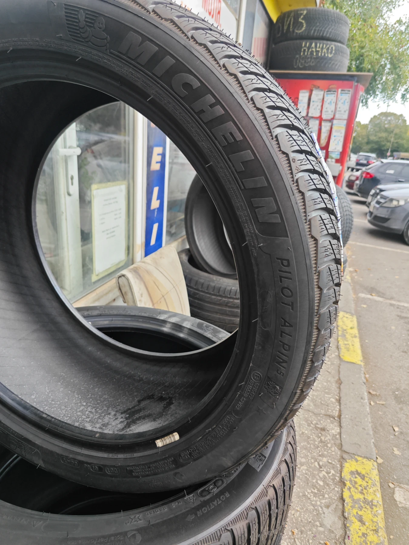 Гуми Зимни 285/40R19, снимка 2 - Гуми и джанти - 56358975