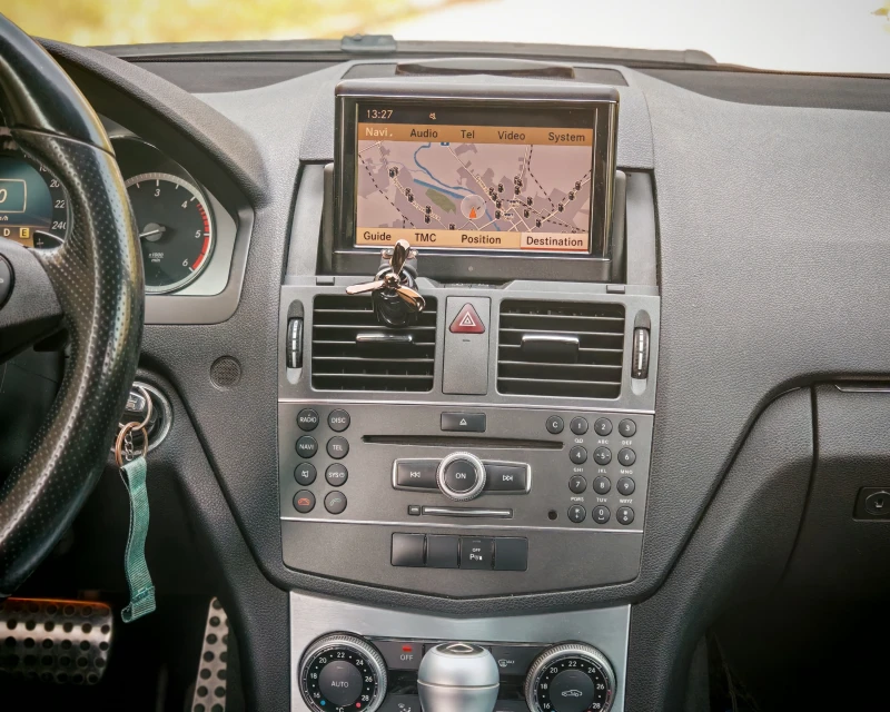 Mercedes-Benz C 350 Avantgarde AMG Pack, снимка 13 - Автомобили и джипове - 51549113