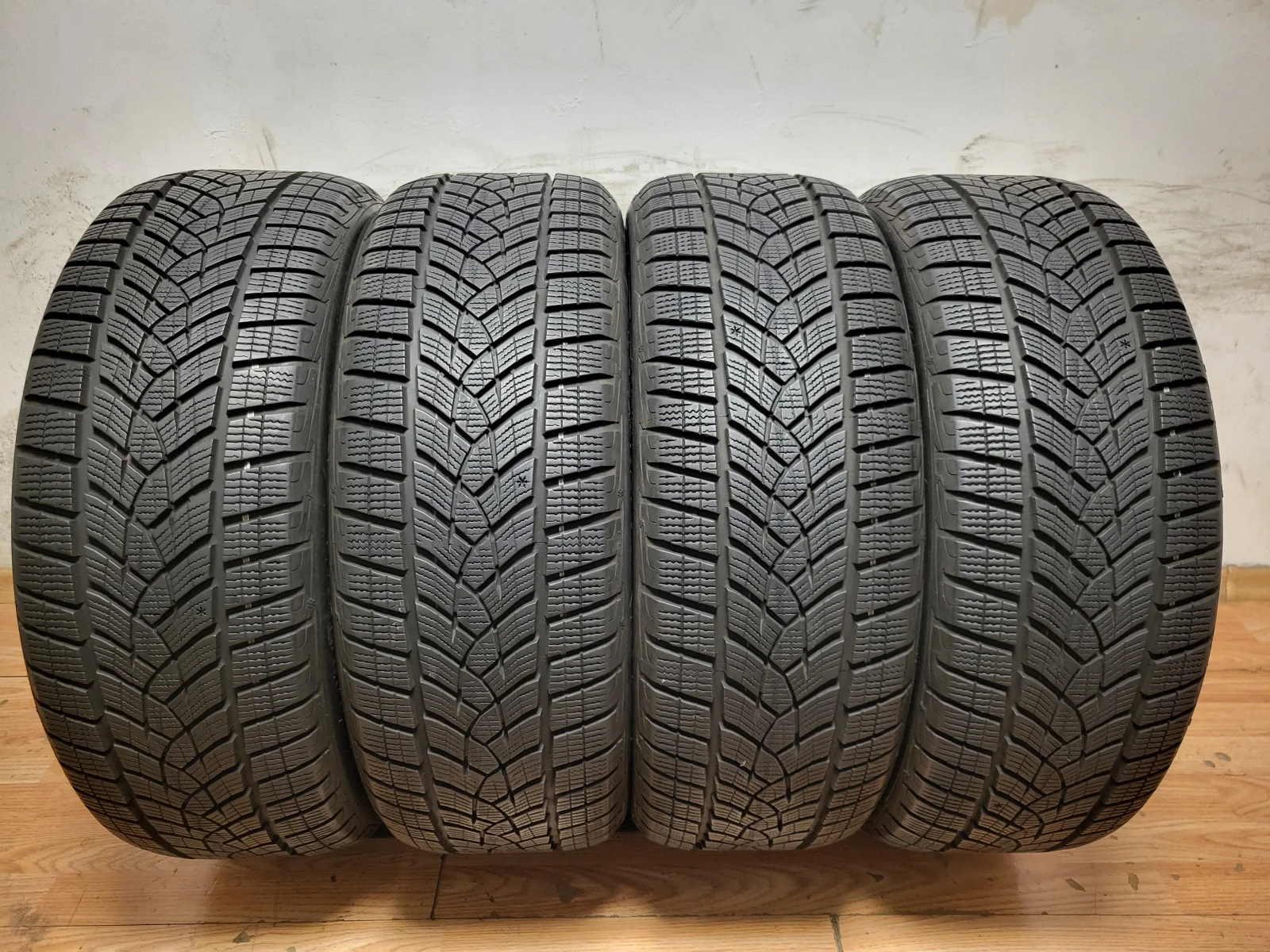 Гуми Зимни 215/50R19