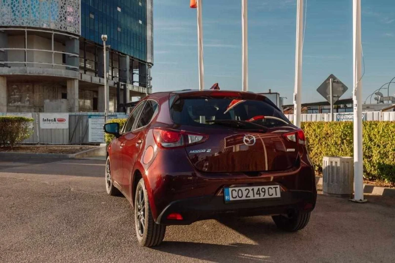 Mazda 2 1.5i-Skyactiv ПРОМО ЧЕРЕН ПЕТЪК!!! 08.11. - 15.11., снимка 5 - Автомобили и джипове - 47802573