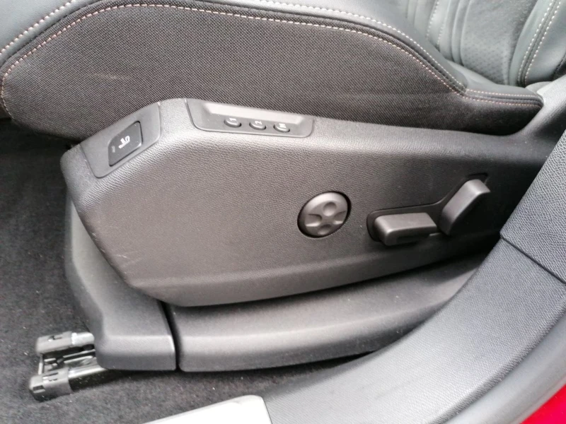 Peugeot 3008 GT/181HP/CAM/MEMO/NAVI/LED/KLESS/CPLAY/335g, снимка 9 - Автомобили и джипове - 51745283
