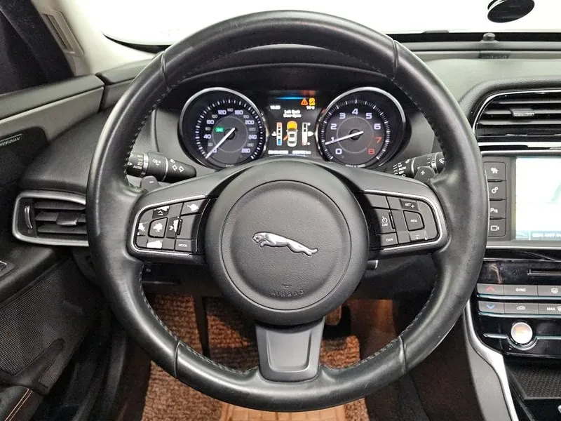 Jaguar XE 20T Prestige, снимка 15 - Автомобили и джипове - 55948217