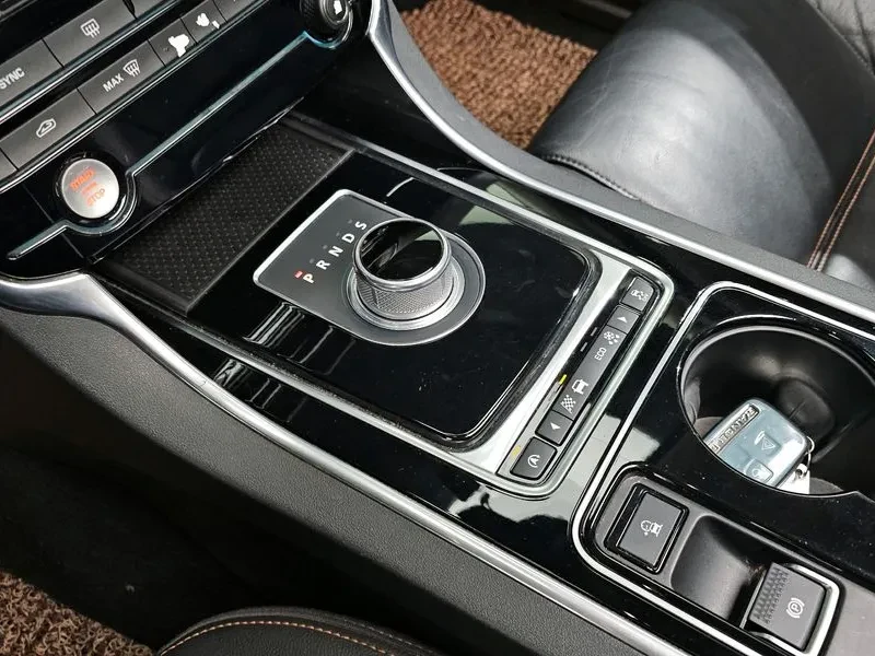 Jaguar XE 20T Prestige, снимка 9 - Автомобили и джипове - 55948217