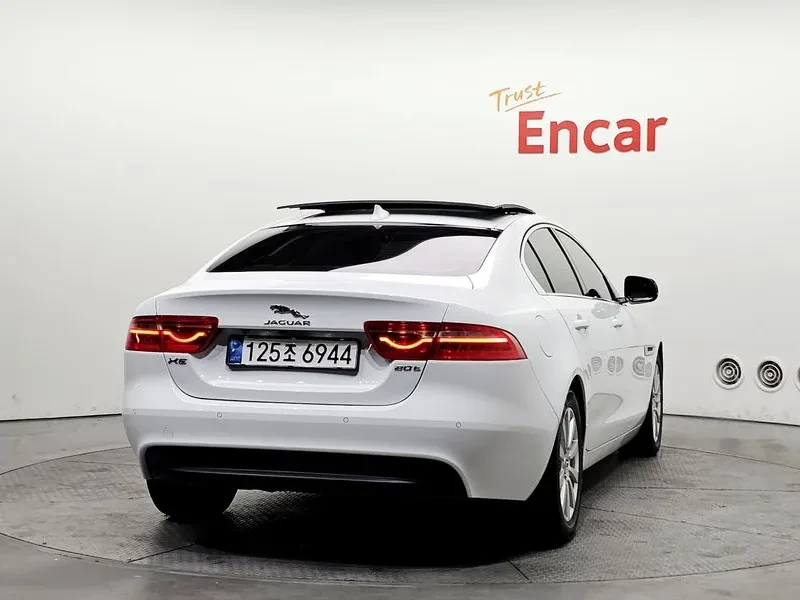 Jaguar XE 20T Prestige, снимка 4 - Автомобили и джипове - 55948217