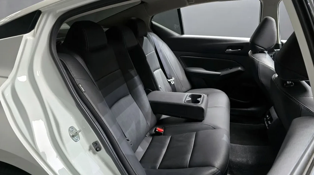 Nissan Altima 2.5 Бензин, снимка 13 - Автомобили и джипове - 54959396