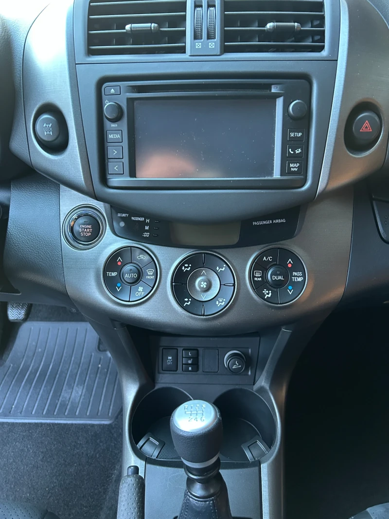 Toyota Rav4 2, 2 D-4D 4X4, КАТО НОВА ! KEYLESS GO, NAVI !, снимка 11 - Автомобили и джипове - 48577900