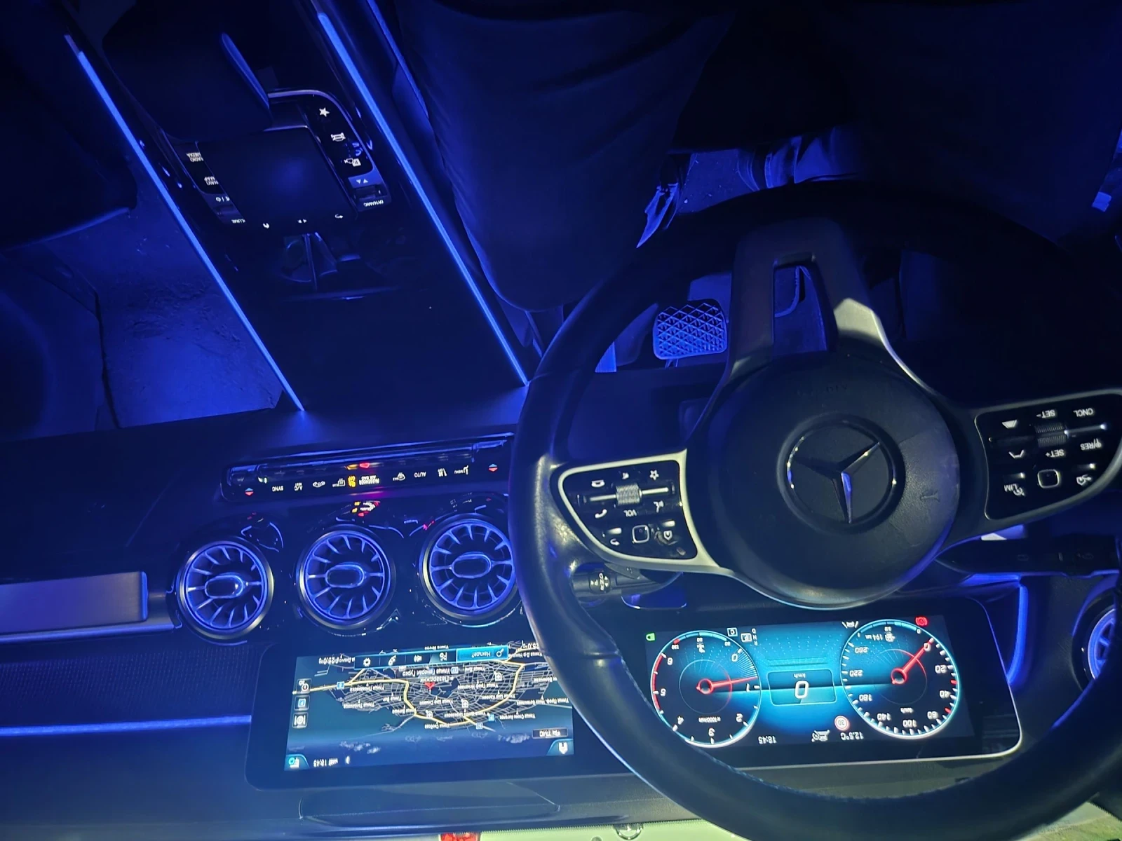 Mercedes-Benz GLB 200D, снимка 11 - Автомобили и джипове - 53892121