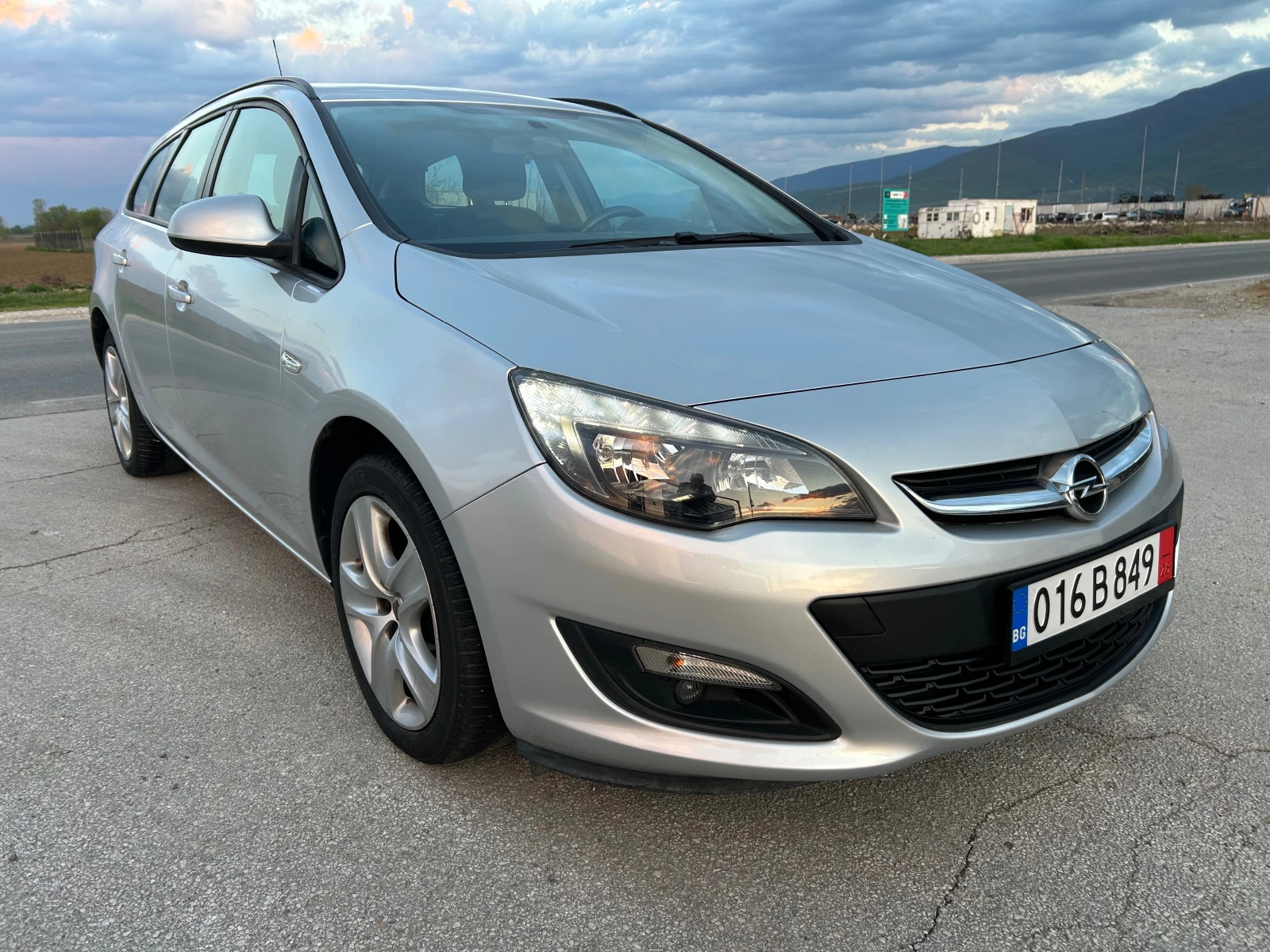 Opel Astra 1.4 COSMO LPG, снимка 2 - Автомобили и джипове - 44231356