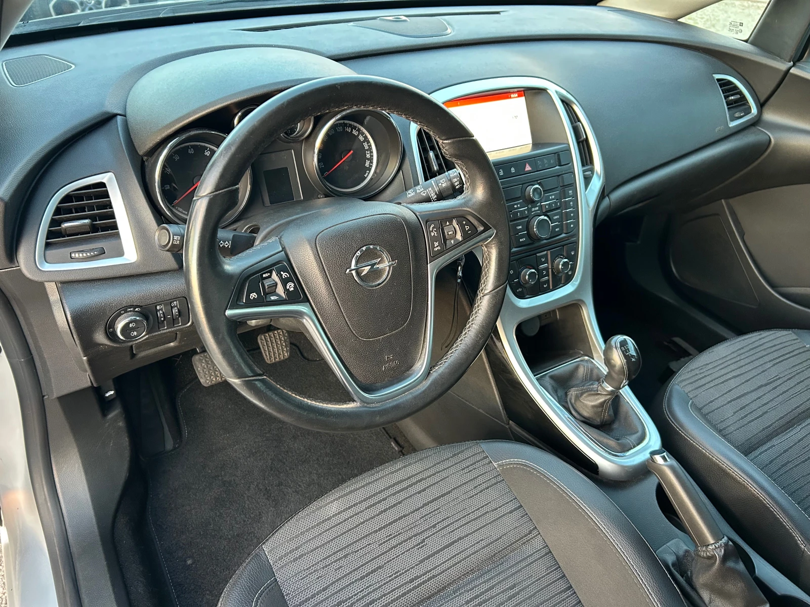 Opel Astra 1.4 COSMO LPG, снимка 9 - Автомобили и джипове - 44231356