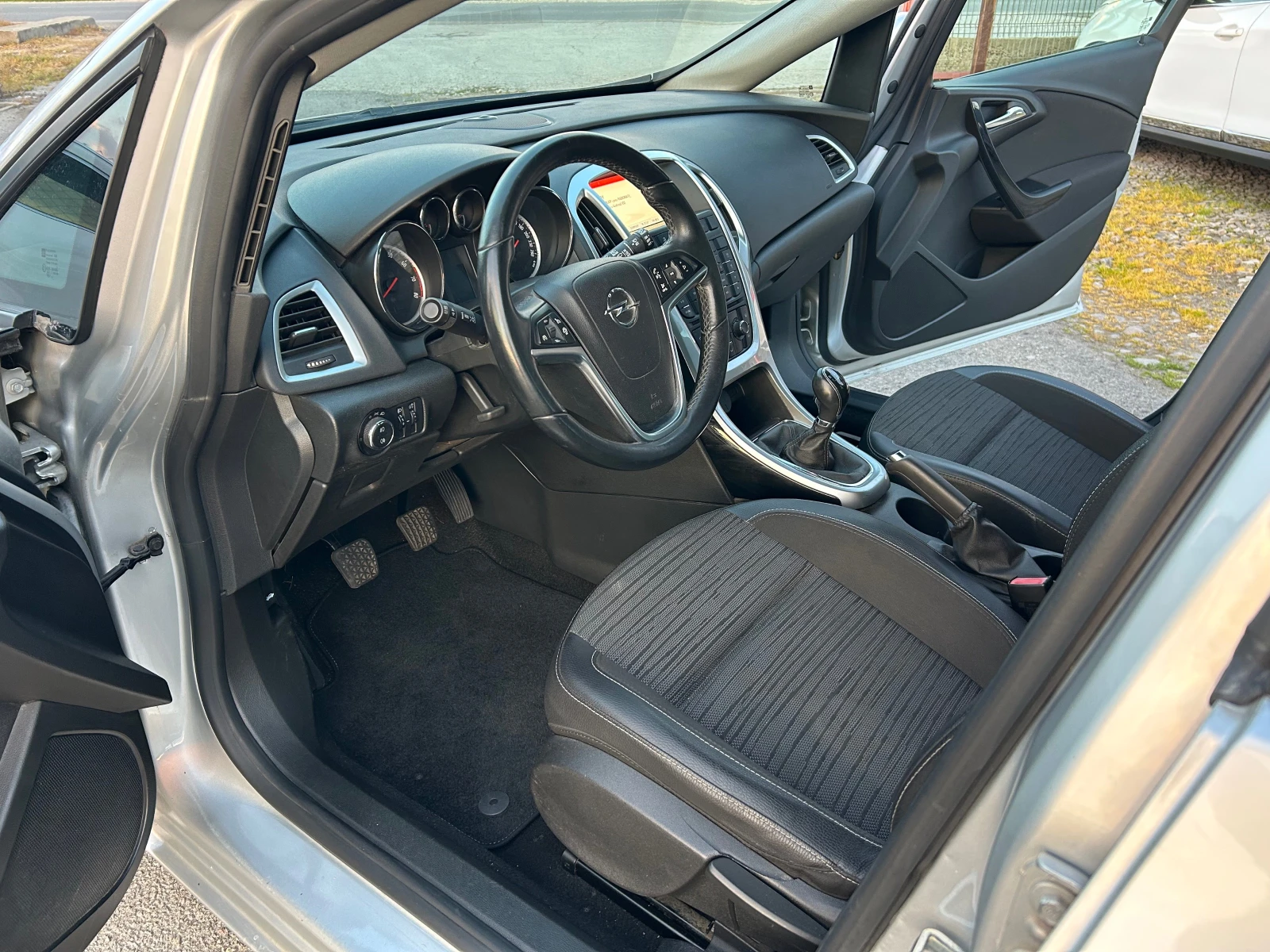 Opel Astra 1.4 COSMO LPG, снимка 10 - Автомобили и джипове - 44231356