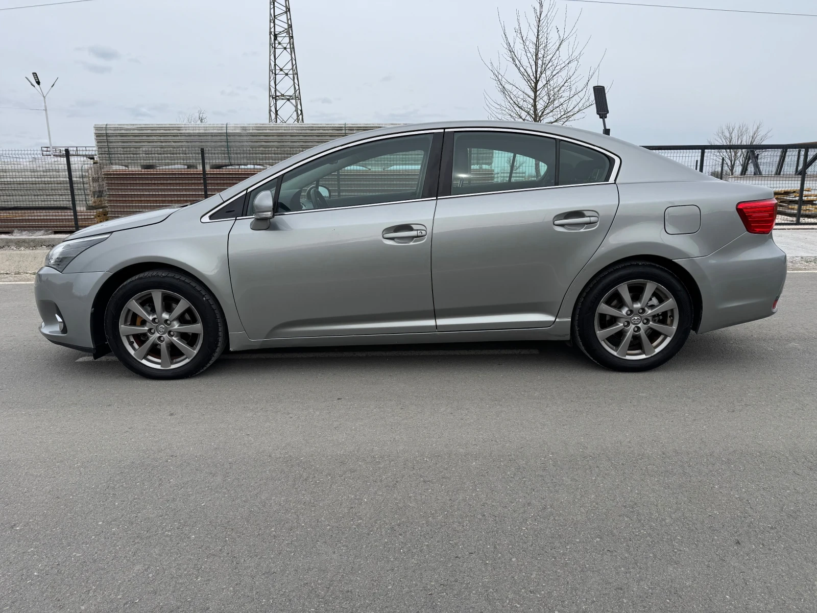 Toyota Avensis 2.0 D4d//Facelift//Navi, снимка 6 - Автомобили и джипове - 54301051